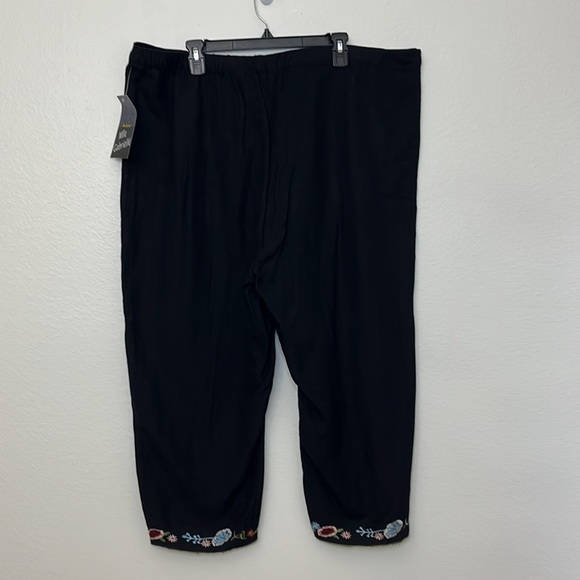 Mlle Gabrielle Womans Crop/capri Linen blend Black pants with embroidered hem 3X - Picture 13 of 16